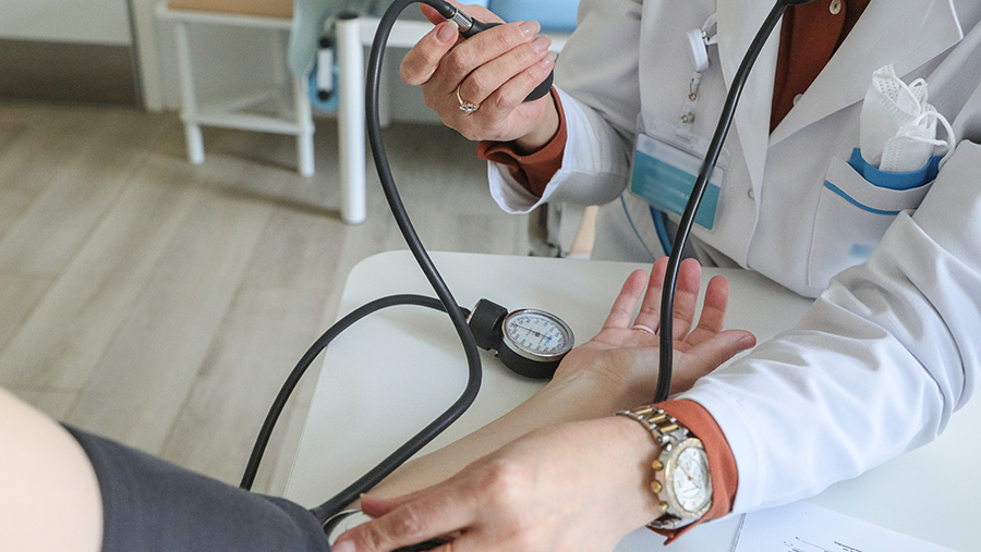 Ruhige Person beim Tee trinken am Morgen