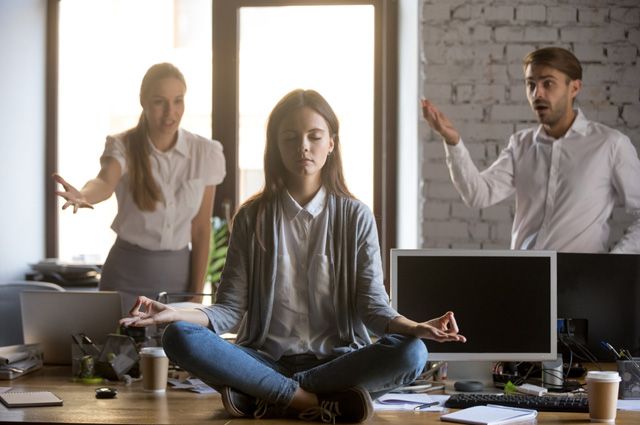 Warme Entspannungsatmosphäre mit Kerzen und Wärme